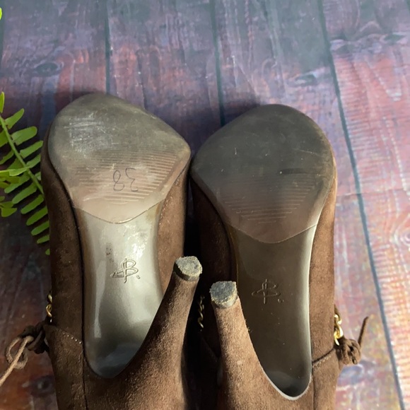 B Makowsky Suede Bold Gold Chain Link Heeled Booties - Picture 8 of 12